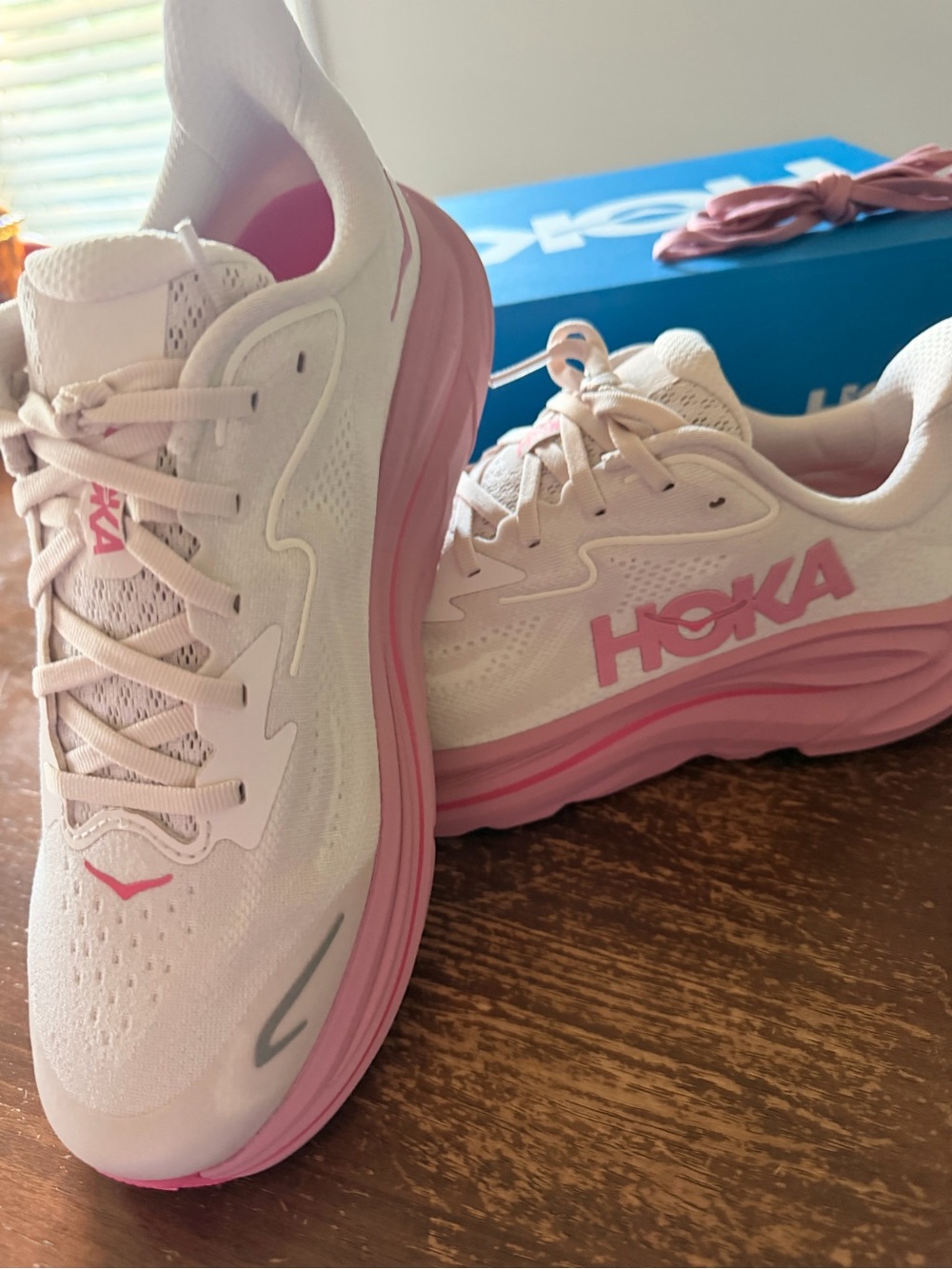 Hoka Clifton 10 Bug Kids/Womens Size 7 Cream/Rose Lightweight Running Sneakers
